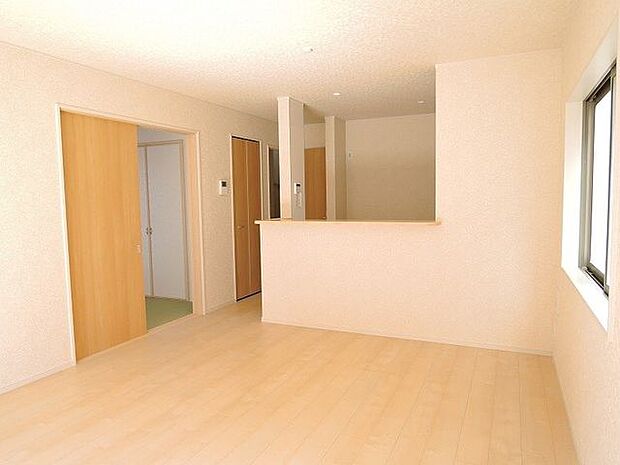 【LDK/同仕様】南と西の窓から光が差し込む約20帖のLDK。開放感と採光が感じられる空間です。隣接する洗面室とも繋がり、生活動線がスムーズ。※実際とは異なる場合があります。