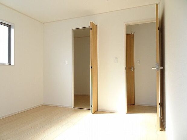 【洋室/同仕様】収納付きでお洋服や鞄の収納にも最適！身の回りの物を綺麗に片付けられそうです。※実際とは異なる場合があります。