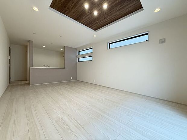 【LDK/1号棟】LDKは約17帖。大きめのソファやテーブルを配置できる広さです。お互いの顔を見ながら会話ができる対面仕様のシステムキッチンが採用されています。