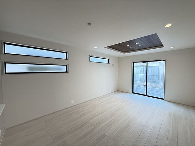 【LDK/1号棟】ご家族が集うLDKは、南西向きの明るい住空間です。南西・南東面に窓が配されています。