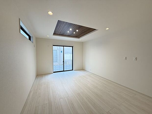 【LDK/1号棟】スタイリッシュな折上天井が印象的。家具を自在にレイアウトしやすい縦長リビングです。