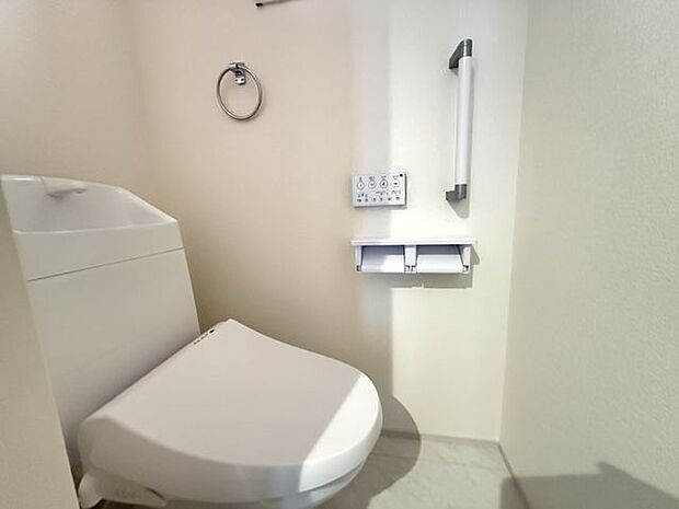 【1階トイレ/1号棟】トイレは1階と2階それぞれに配置されています。朝など忙しい時間帯や来客の際に使い分けができるので便利です。