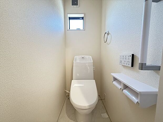 【2階トイレ/1号棟】小窓から自然光が入り、自然換気も可能です。