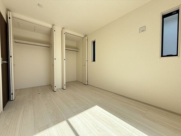 【洋室(約6帖)/1号棟】2階の各洋室は振り分けタイプで、プライベートタイムをゆったりとお過ごしいただけます。