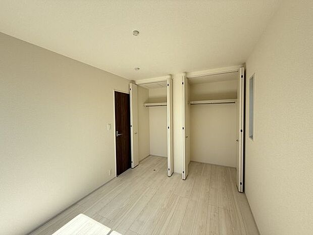 【洋室(約6帖)/1号棟】2面採光が確保されています。2つの窓を開けると、自然換気もスムーズ!