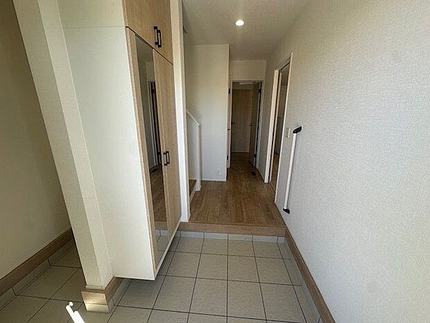 【玄関】シューズボックスとSICが備えられているため、玄関周りをすっきりと片づけることができます。