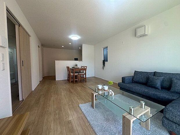 【LDK】家具を自在にレイアウトしやすい縦長リビングです。※家具調度品は販売価格に含まれません。