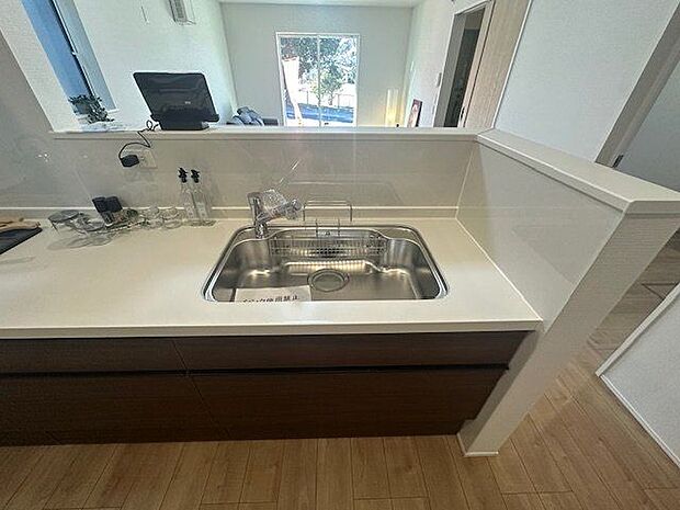 【キッチン】キッチン前面に腰壁が施され手元が見えにくく、シンク周りが散らかっていても気になりにくい仕様です。