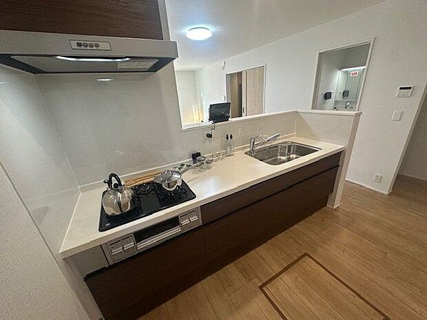 【キッチン】キッチンと洗面室を行き来しやすいため、料理中に洗濯をするなど、効率よく家事ができる動線です。