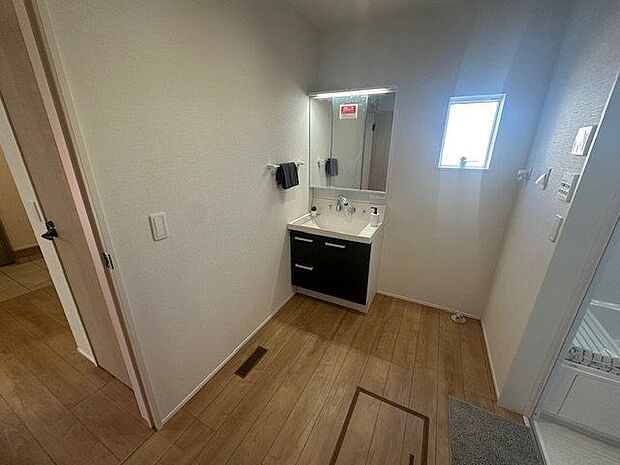 【洗面室】身支度の際に重宝する三面鏡タイプの洗面台が採用されています。