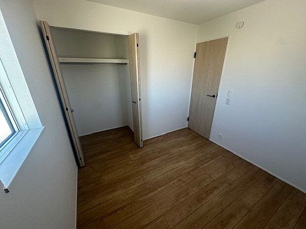 【洋室/約4.5帖】全洋室にクローゼットが備わっており、住空間を広く活用することができます。