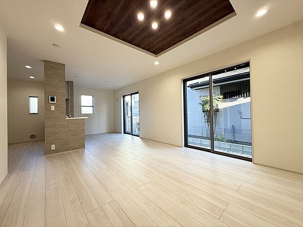 【LDK】約18帖のLDKは、3面採光で陽当たり・通風良好です。折り上げ天井が、開放的な空間を演出しています。ご家族の憩いのスペースとなりそうです。