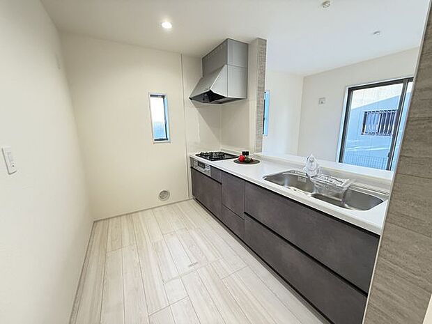 【キッチン】吊戸棚がなく開放感がある対面式キッチンです。カウンター付きなので、お皿を並べるなど、ご家族で一緒に食事の準備ができます。