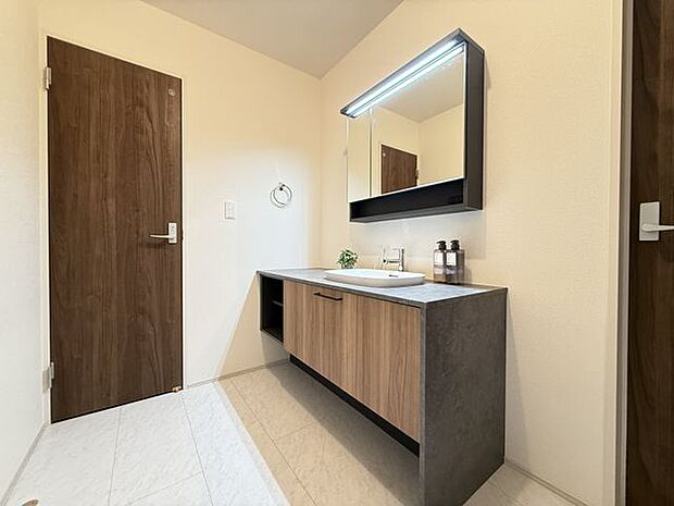 【洗面化粧台】1階に水回りが集約されていて、効率の良い家事動線です。