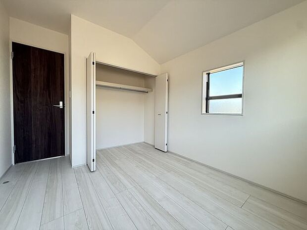 【洋室/約5.25帖】南東側の洋室です。クローゼットはハンガーパイプ付きです。