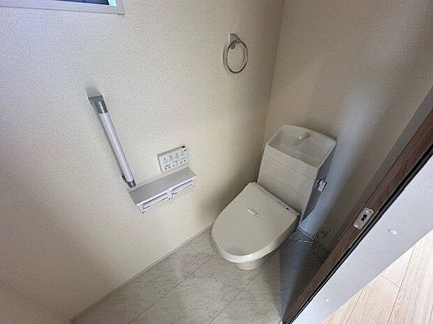 【トイレ(2階)/1号棟】各階にトイレがあり、朝の忙しい時間帯もスムーズに身支度ができます。