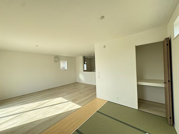 【LDK/約16.0帖】大きめのソファやダイニングテーブルなどを置くことができる広さです。