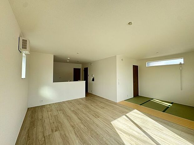 【LDK/約16.0帖】ご家族が集うLDKは、ゆとりのある広さが確保されています。リビングとダイニングスペースをゾーニングしやすい縦長の間取り設計です。