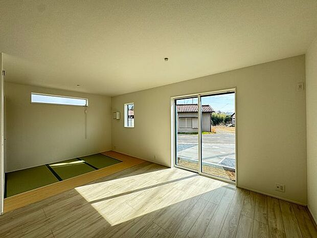 【LDK/約16.0帖】南側の大きな窓から太陽の光が入る、明るいLDK。開放感と明るさを感じられる、快適な住空間です。