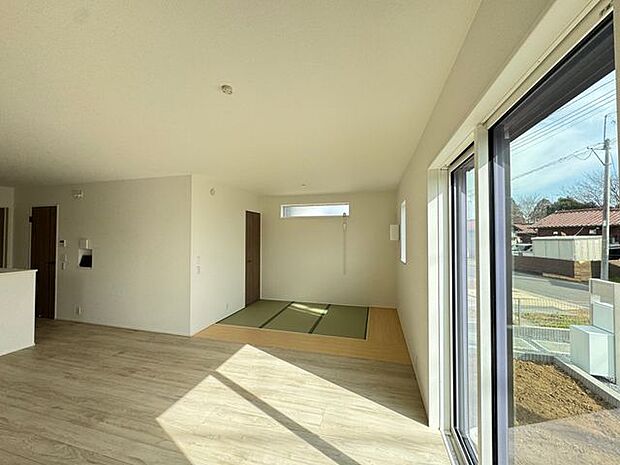 【LDK/約16.0帖】窓を開ければ、心地の良い風が通り抜けます。タタミコーナーで寝転がったり、リビングのソファで寛いだり、ご家族がそれぞれの時間を過ごしていても、どこか繋がりが感じられます。