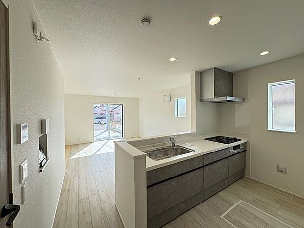 【キッチン】LDで過ごすご家族を見守りながらお料理を楽しめる、対面式のキッチン。