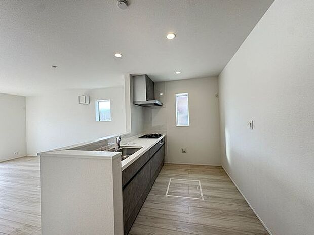 【キッチン】西側の小窓を開ければ、調理中に換気が可能です。