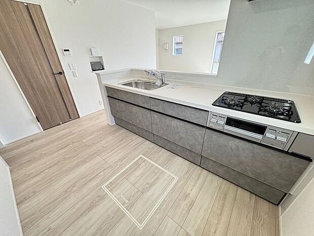 【キッチン】床下収納を含む、豊富な収納が設けられています。キッチンと洗面室が近く、家事動線がスムーズな間取り設計です。