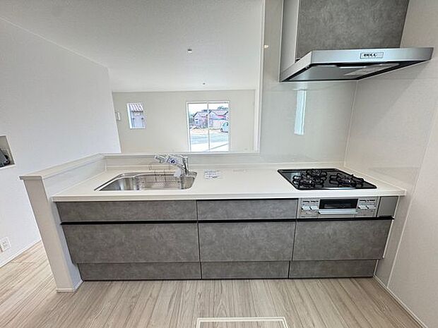 【キッチン】グリル付きの3口ガスコンロが搭載されており、複数品を同時に調理可能。効率よく調理ができ、時短に繋がります。センターポケットシンクが採用されています。