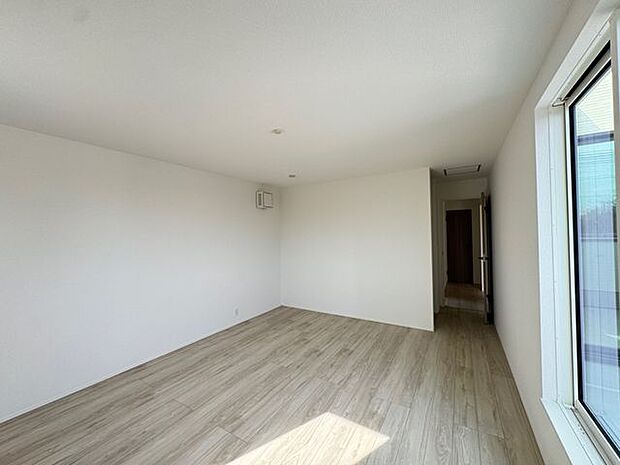 【洋室/約10.7帖】洋室の中で最も広い約10.7帖のお部屋は、主寝室におすすめです。