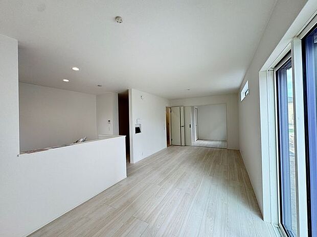 【LDK/約17.1帖】ご家族が集うLDKは、ゆとりのある広さが確保されています。リビングとダイニングスペースをゾーニングしやすい縦長の間取り設計です。