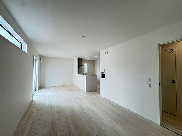 【LDK/約17.1帖】南側の大きな窓から太陽の光が入る、明るいLDK。開放感と明るさを感じられる、快適な住空間です。