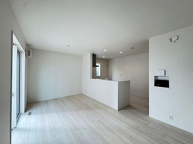 【LDK/約17.1帖】LDKは採光と通風が確保されており、開放感があります。様々な家具と相性の良い、シンプルな内装です。