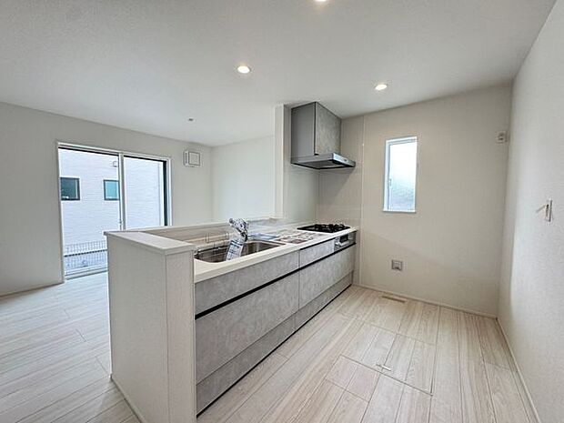 【キッチン】LDで過ごすご家族を見守りながらお料理を楽しめる、対面式のキッチン。