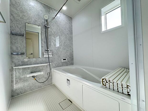 【浴室】浴室乾燥機付きの浴室。乾燥、暖房、涼風、換気などの機能が搭載されています。