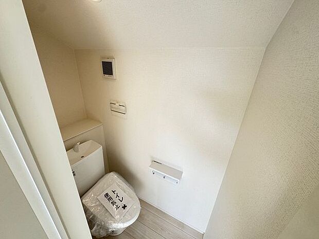 【2階トイレ】毎日快適に使用することができる温水洗浄便座付きです。