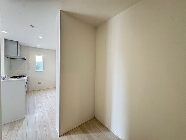 【パントリー】キッチン横にはパントリーが設けられており、食品のストックなどを置いておくことができます。