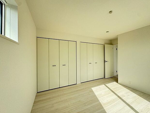 【洋室/約7.3帖】洋室の中で最も広い約7.3帖のお部屋は、主寝室におすすめです。