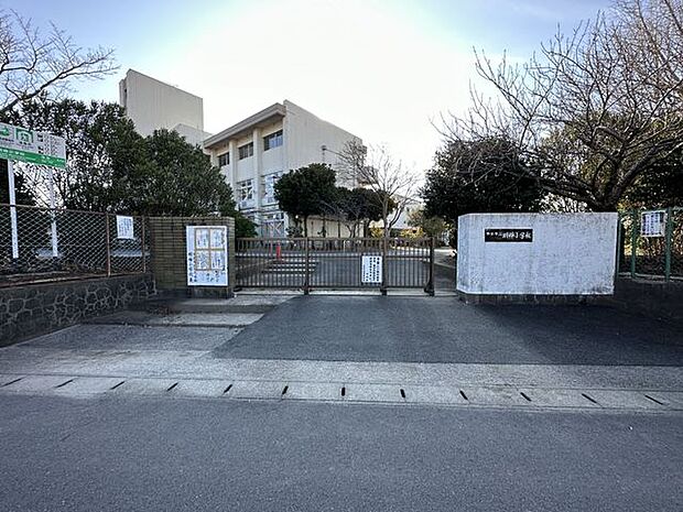 市原市立明神小学校 徒歩13分。「やさしさ・挑戦・元気」を合言葉に、学校・家庭・地域の連携のもと、明るく楽しい学校づくりをすすめられています。 1000m