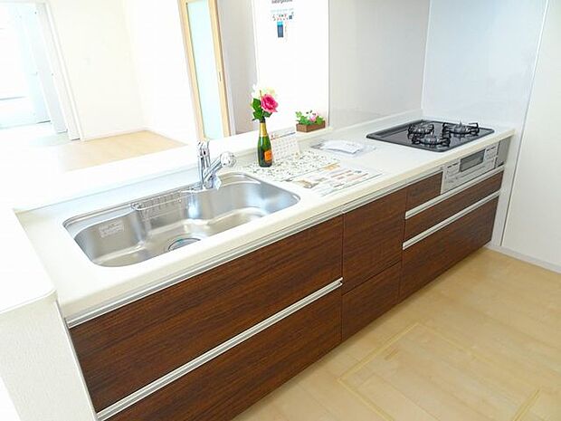 【キッチン/同仕様】インテリア性に優れた人造大理石製。キッチン下部の収納はスライド式で、物の出し入れがスムーズ！※実際とは異なる場合があります。