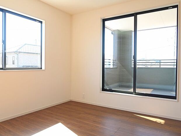 【洋室/同仕様】バルコニーに面した、明るく開放的な洋室。直接バルコニーに出入りでき、気軽に気分転換やリフレッシュができそうです。※実際とは異なる場合があります。
