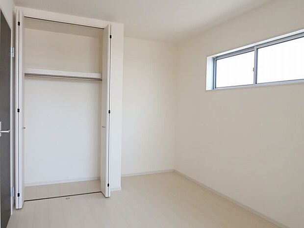 【洋室/同仕様】全居室に収納スペース付き。生活感の出ない、スッキリとした暮らしを実現可能です。※実際とは異なる場合があります。