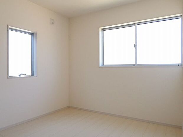 【洋室/同仕様】2面採光が確保された、明るく開放感のある洋室です。2つの窓を開けると、自然換気もスムーズ！※実際とは異なる場合があります。