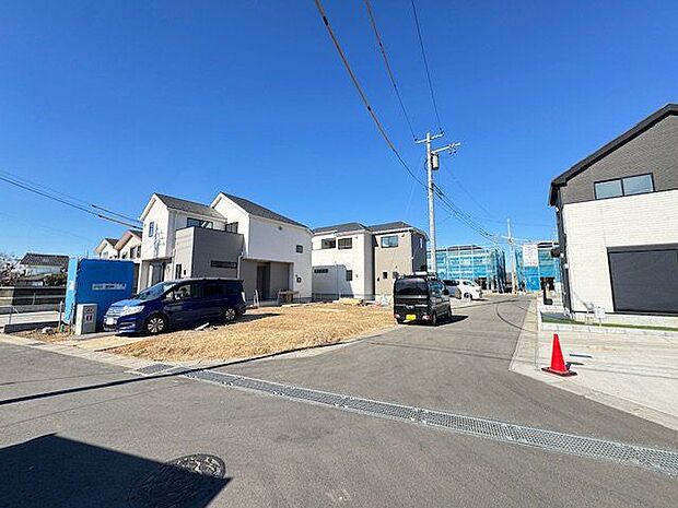 【前面道路含む現地写真】現況更地のため、設計プランが決まり次第スムーズに建築に移行できます。