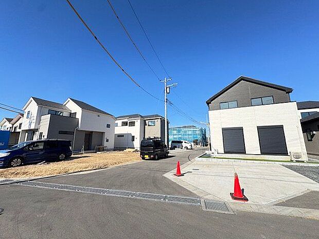 【前面道路含む現地写真】前面道路は、綺麗にアスファルト舗装されています。