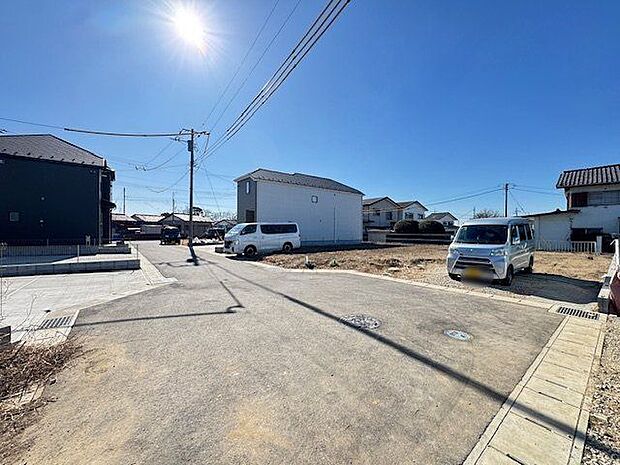 【前面道路含む現地写真】新しいコミュニティなので、入居時期の近い住人同士でご近所付き合いが始めやすい住環境。お子様もすぐにお友達を作れそうです。
