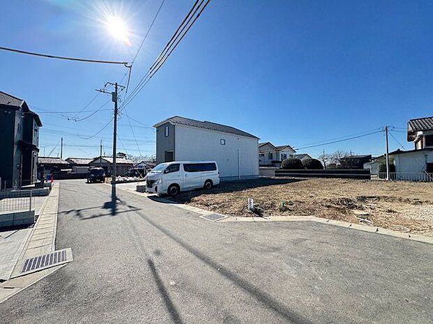 【前面道路含む現地写真】建ぺい率は50％、容積率は100％です。建築可能な建物のボリュームなど、ぜひご相談ください。都市ガスに対応しています。