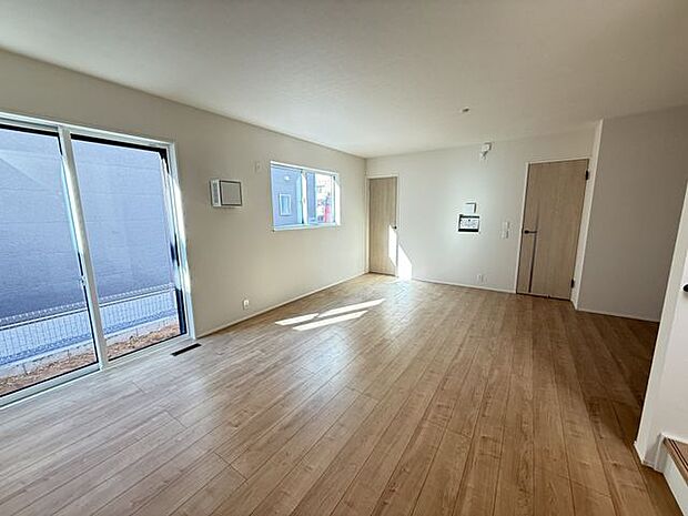 【LDK/1号棟】南側の窓からたっぷりと日差しが届きます。階段下収納やパントリーなど、収納スペースが充実しているのもうれしいポイント。