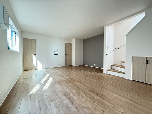 【LDK/1号棟】約18.5帖のLDK。大きめのソファやダイニングテーブルを置いても、ゆとりのある広さが確保されています。