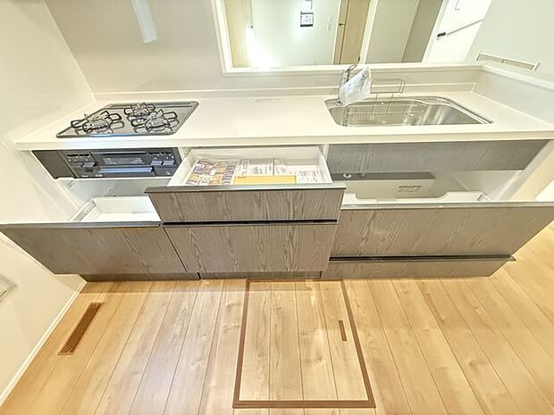 【キッチン/1号棟】ゆとりある作業スペースが魅力。ご家族で仲良く並んで調理を楽しめます◎