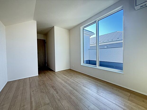 【洋室(約7帖)/1号棟】バルコニーに面した窓から陽光が差し込み、明るく開放的◎